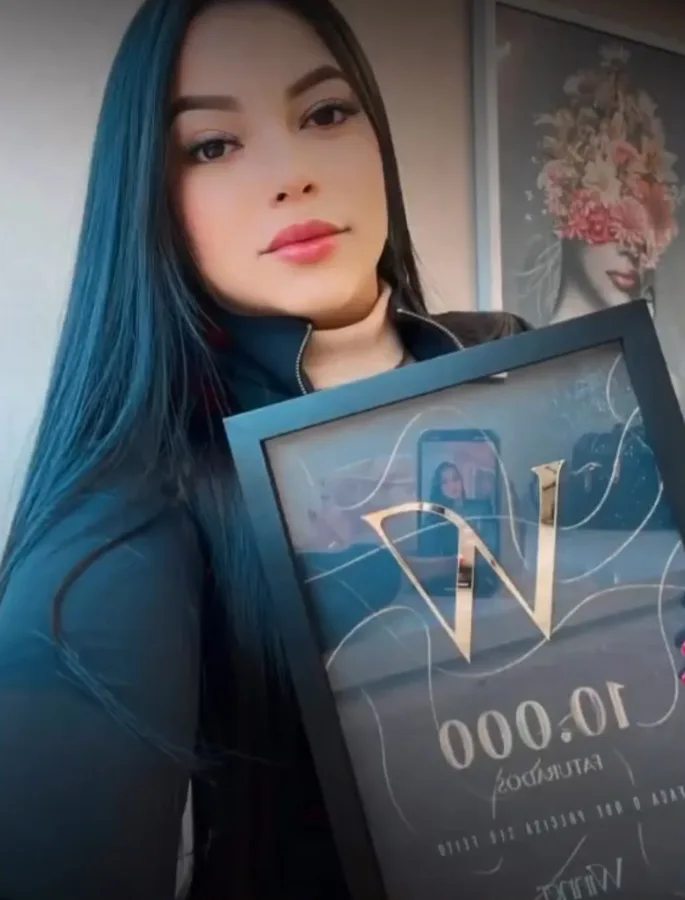 Aluna Winner com a placa de 10 mil faturados