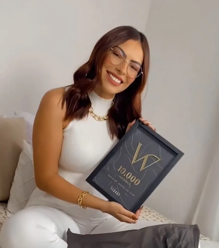 Aluna Winner recebendo a placa de 10 mil faturados