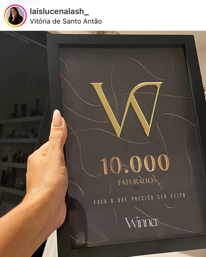 Placa Winner de 10 mil faturados postada pela @laislucenalash_